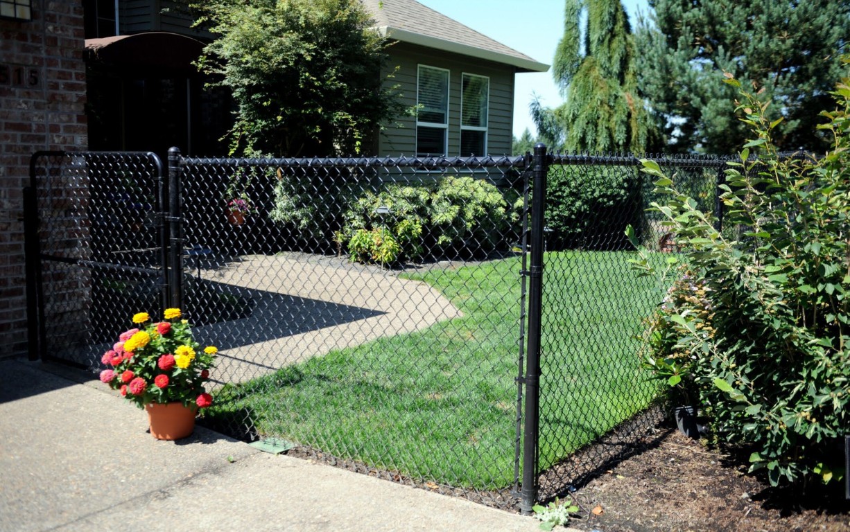 Affordable chain-link fence installation in Bell Gardens, CA